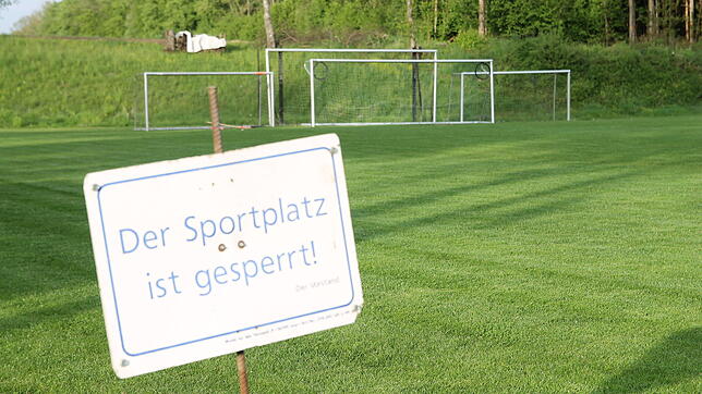 &bdquo;Der Sportplatz ist gesperrt&ldquo; steht auf dem Schild auf dem Areal des ESV Waldshut in der Nähe des Wildgeheges.