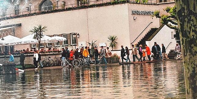 Bis ans Konzil schwappte der Bodensee. Nasse Füße bekam mancher Neugieriger beim Hochwasser 1999.