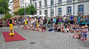 Junge Mitglieder des Circus Faustino unterhalten beim Promenadenfest 2024 das Publikum am Mantelhafen mit Akrobatik-Einlagen. ...