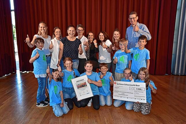 Glücklich und ganz in Blau: Der Förderverein der Grundschule Wolterdingen gewinnt 4000 Euro bei der Leserabstimmung.