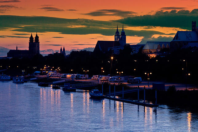 Die Silhouette von Magdeburg am Ufer der Elbe mit dem Dom.