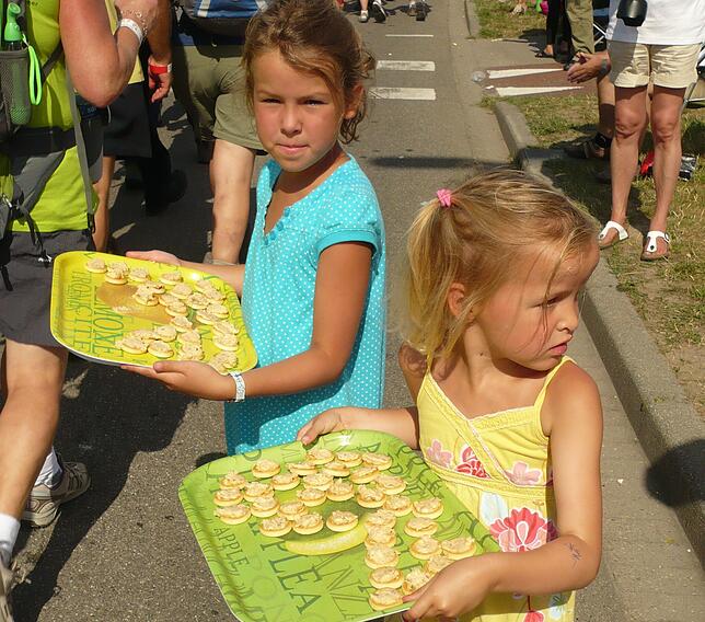 In jedem Ort, durch den die Wanderer ziehen, bieten Kinder Süßigkeiten, Salziges oder Gemüse an.