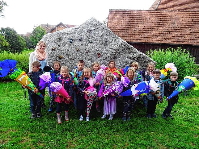 In der Grundschule in Strittmatt freuen sich 13 Erstklässler mit ihrer neuen Klassenlehrerin Anna Oldorf auf das kommende Schuljahr. Die ...