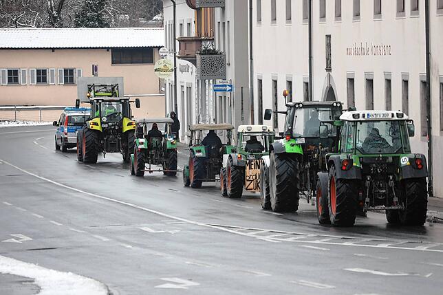 Bild 8: Traktoren umrunden die Stadt: Jetzt demonstrieren die Landwirte auch in Konstanz!