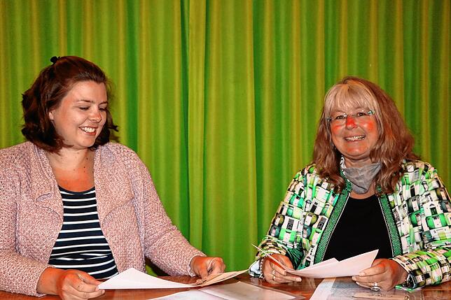 Die wiedergewählte Vorsitzende Gudrun Deinzer (rechts) und Schriftführerin Anna Sigwarth.