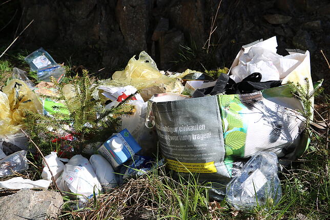 Eineinhalb große Müllsäcke voller Hausmüll wurden vermutlich über Ostern am Dobelweg, einem Waldweg zwischen alter Steinasäger Straße ...