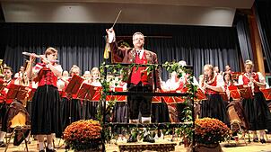 Mit zwei Zugaben verabschiedete sich der Musikverein Wald beim festlichen Jahreskonzert vom Publikum.
