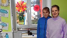 Lehrerin Tanja Rünzi (links) und Schulleiterin Christine Berchtold freuen sich am schönen Sternenschmuck in der Flößerschule.