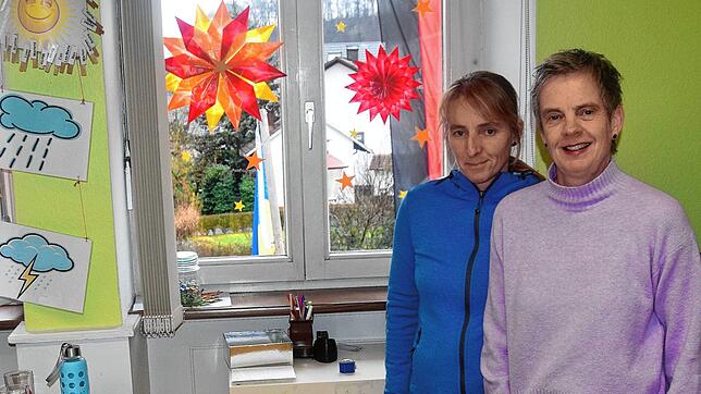 Lehrerin Tanja Rünzi (links) und Schulleiterin Christine Berchtold freuen sich am schönen Sternenschmuck in der Flößerschule.