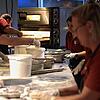 Viele Helfer des Musikvereins Bankholzen packen mit an, um die Gäste des Weinfests mit Essen zu versorgen. Bild: Constanze Fleiner