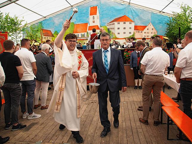 Großzügig verteilt Dekan Peter Müller das Weihwasser.