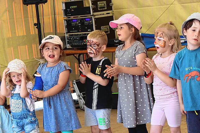 Die Kinder des evangelischen Kindergartens Arche Noah sind mit Spaß bei ihrem Auftritt dabei.