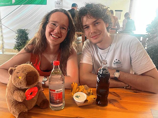 Zum Essen gibt es eine Portion Pommes. Dazu ein Mineralwasser und eine Cola. Auch Lucy darf jetzt nicht mehr fehlen.