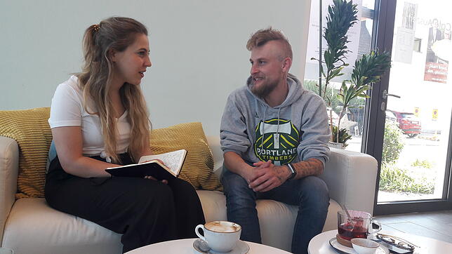 Jesse Aaron Enderle im Gespräch mit SÜDKURIER-Mitarbeiterin Angelina Sortino.