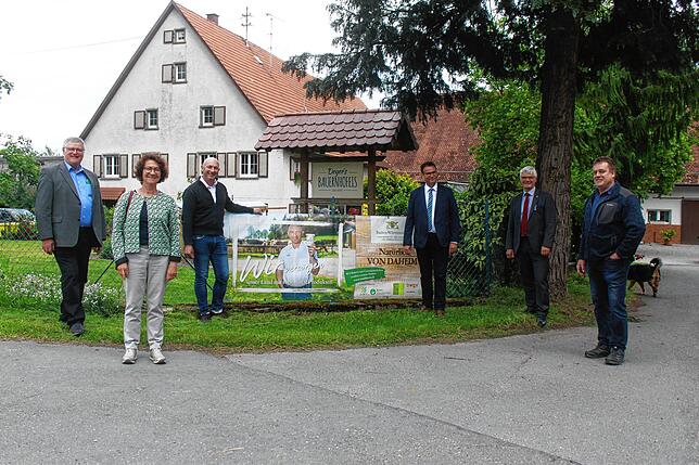 Aufgrund der Abstandsregelungen präsentierten Peter Graf, Dorothea Wehinger (MdL), Andreas Deyer, Minister Peter Hauk, Klaus Burger ...