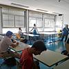 Katja Festag unterrichtet die Klassenstufe 11 in Erdkunde. Damit die Abstände eingehalten werden können, wurde die Klasse halbiert.
