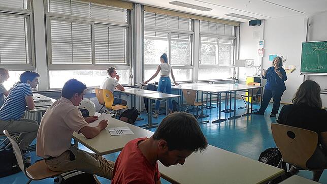 Katja Festag unterrichtet die Klassenstufe 11 in Erdkunde. Damit die Abstände eingehalten werden können, wurde die Klasse halbiert.