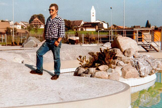 Mit der Eröffnung des Wellenbads Ailingen am 20. Mai 1983 trat Karl Allmayer, damals 43 Jahre alt, seinen Dienst als Schwimmmeister und ...