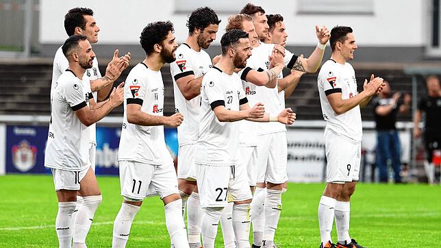 Geschafft: Nach dem Sieg gegen Rielasingen feiern die Villinger Spieler mit ihren Fans den Einzug ins Halbfinale.