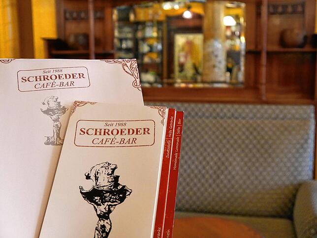 Mit „Ö“ oder „Oe“? Zumindest auf den Getränkegarten wird der Name richtig geschrieben. Das Schroeder wurde vor ...