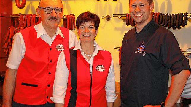 Nach 40 Jahren hat das Ehepaar Gertrud und Wolfgang Ermler die Traditionsmetzgerei an die Firmengruppe Frick übergeben, wobei Philipp ...