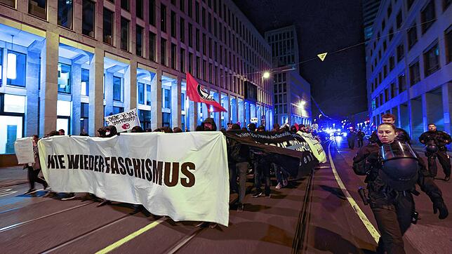 Demonstranten in Hessen gehen gegen das Wahlergebnis der AfD auf die Straße