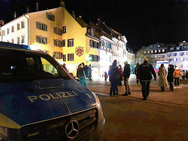 Innerhalb weniger Minuten hatte die Polizei die kleine Ansammlung der Menschen an der Hofstatt am Samstagabend aufgelöst.