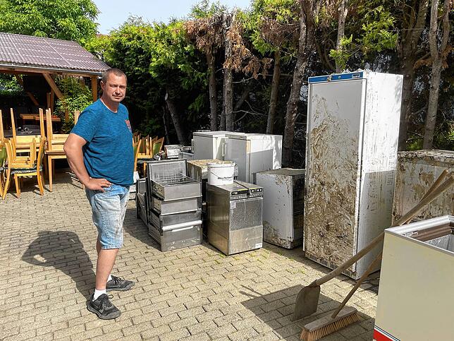 Sascha Schatz auf der Terrasse des Rheinkellers: Hier stehen die Küchengeräte, die durch das Unwetter zerstört wurden. Derzeit steht er ...