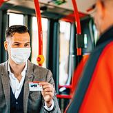 Im Stadtbus, hier in Konstanz, muss weiterhin Maske getragen werden. Verlässliche Statistik-Zahlen würden es der dafür zuständigen ...