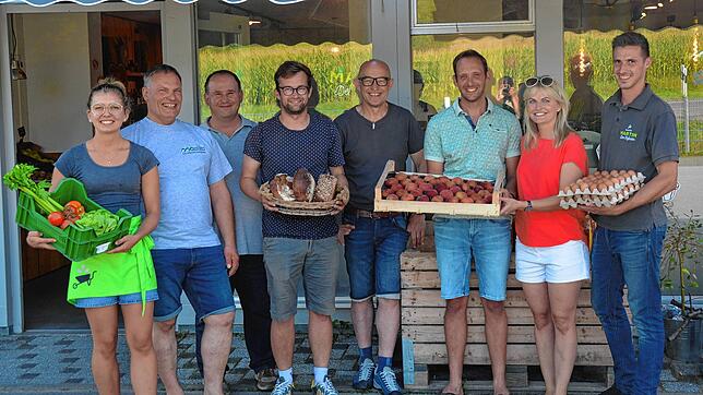 Ein Gemeinschaftsprojekt von Landwirtschaft und Handwerk (von links): Ann-Kathrin Bormann (Filialleitung Hofladen), Metzgermeister ...