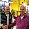 Per Handschlag wird Wolfgang Lücker (links) von Bürgermeisterstellvertreter Michael Koubik als neuer Stadtrat verpflichtet.