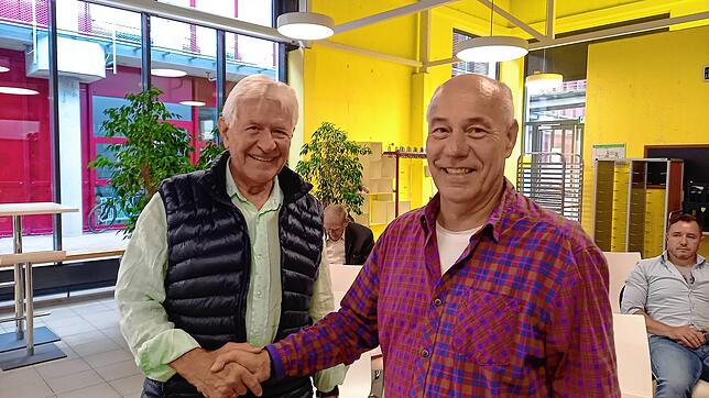 Per Handschlag wird Wolfgang Lücker (links) von Bürgermeisterstellvertreter Michael Koubik als neuer Stadtrat verpflichtet.