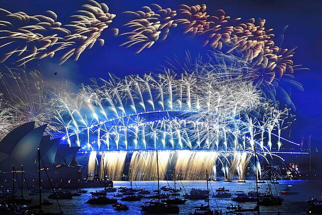Das Feuerwerk an der Harbour Bridge und dem Opernhaus (links) von Sydney zählt zu den berühmtesten Pyroshows der Welt (Archivbild).