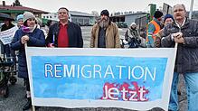 Auf dem Plakat der AfD bei ihrer Demo im Dezember in Salem steht: &bdquo;Remigration jetzt&ldquo;. Das bedeutet soviel wie die ...
