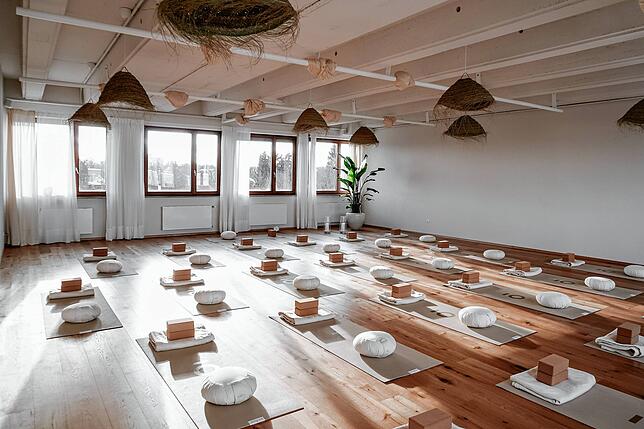 In diesem Kursräum können bis zu 24 Teilnehmer gemeinsam Yoga machen.