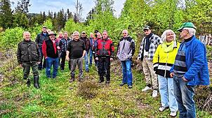 Knapp 20 Teilnehmende hatten sich zu der Waldbegehung eingefunden. Bild: Thomas Kaiser