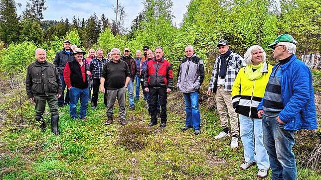 Knapp 20 Teilnehmende hatten sich zu der Waldbegehung eingefunden. Bild: Thomas Kaiser