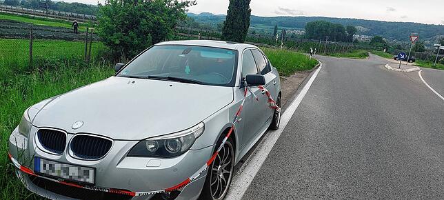 Seit Monaten steht das Pannenfahrzeug auf dem Grünstreifen neben der Straße zum Dettelbach.