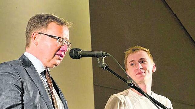 Rolf Vögtle (links) überreicht Andreas Rebholz den Preis.