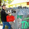 Ganz korrekt: Luca Orlando entsorgt beim Glascontainer an der Friedenstraße Altglas. Um den Container herum wurde zuletzt häufig ...