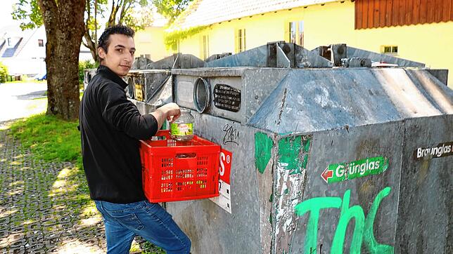 Ganz korrekt: Luca Orlando entsorgt beim Glascontainer an der Friedenstraße Altglas. Um den Container herum wurde zuletzt häufig ...
