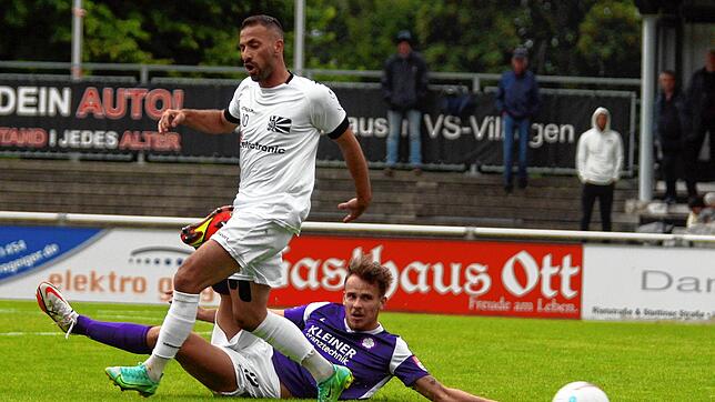 Villingens Offensivspieler Nedzad Plavci (vorn), hier im Zweikampf mit dem Nöttinger Marlon Radel, steht den Nullachtern beim Heimspiel ...
