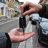 Ein Autoschlüssel wechselt in der Stockacher Hauptstraße den Besitzer. In Stockach will eine Initiativgruppe ein Carsharing-Angebot ins ...