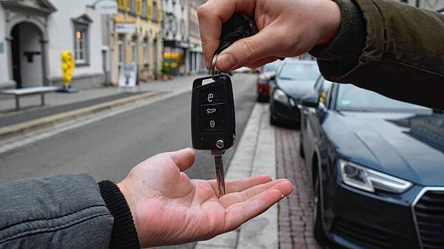 Ein Autoschlüssel wechselt in der Stockacher Hauptstraße den Besitzer. In Stockach will eine Initiativgruppe ein Carsharing-Angebot ins ...