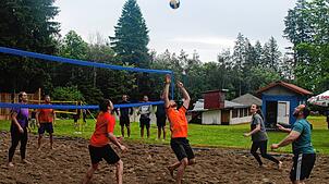 Unbeirrt vom wechselhaften Wetter nahmen 16 Mannschaften aus der ganzen Umgebung am Beachvolleyball-Turnier des Turn- und Sportvereins ...