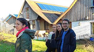 Maria Brucker, Antonia Kraul, Erdil Canan und Jakob Kraul (von links) stehen vor dem Areal, auf dem möglichst bald die Bauwagen für den ...