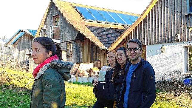 Maria Brucker, Antonia Kraul, Erdil Canan und Jakob Kraul (von links) stehen vor dem Areal, auf dem möglichst bald die Bauwagen für den ...
