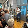 Daniel Trisner erläutert den gespannten Gästen der Vernissage die Bedeutung der Ausstellung.