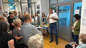 Daniel Trisner erläutert den gespannten Gästen der Vernissage die Bedeutung der Ausstellung.