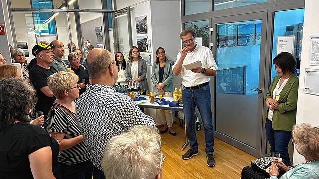 Daniel Trisner erläutert den gespannten Gästen der Vernissage die Bedeutung der Ausstellung.